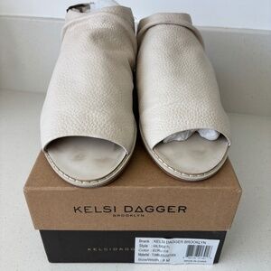 Gorgeous Kelsi Dagger Pebbled Leather Sandal Size 8